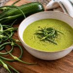 Soupe crémeuse de courgette aux fleurs d’ail